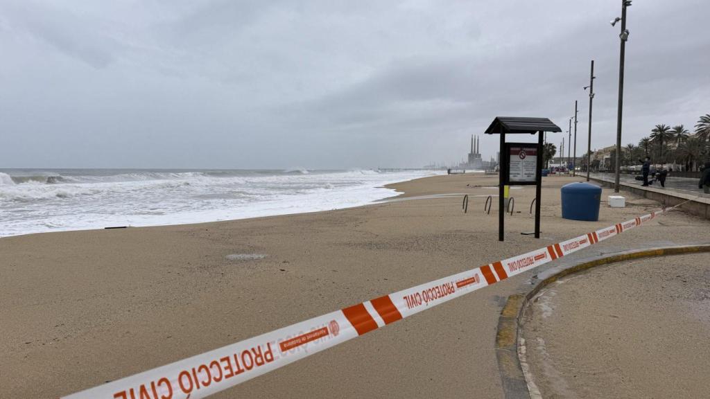 Zona acordonada en la playa de Badalona