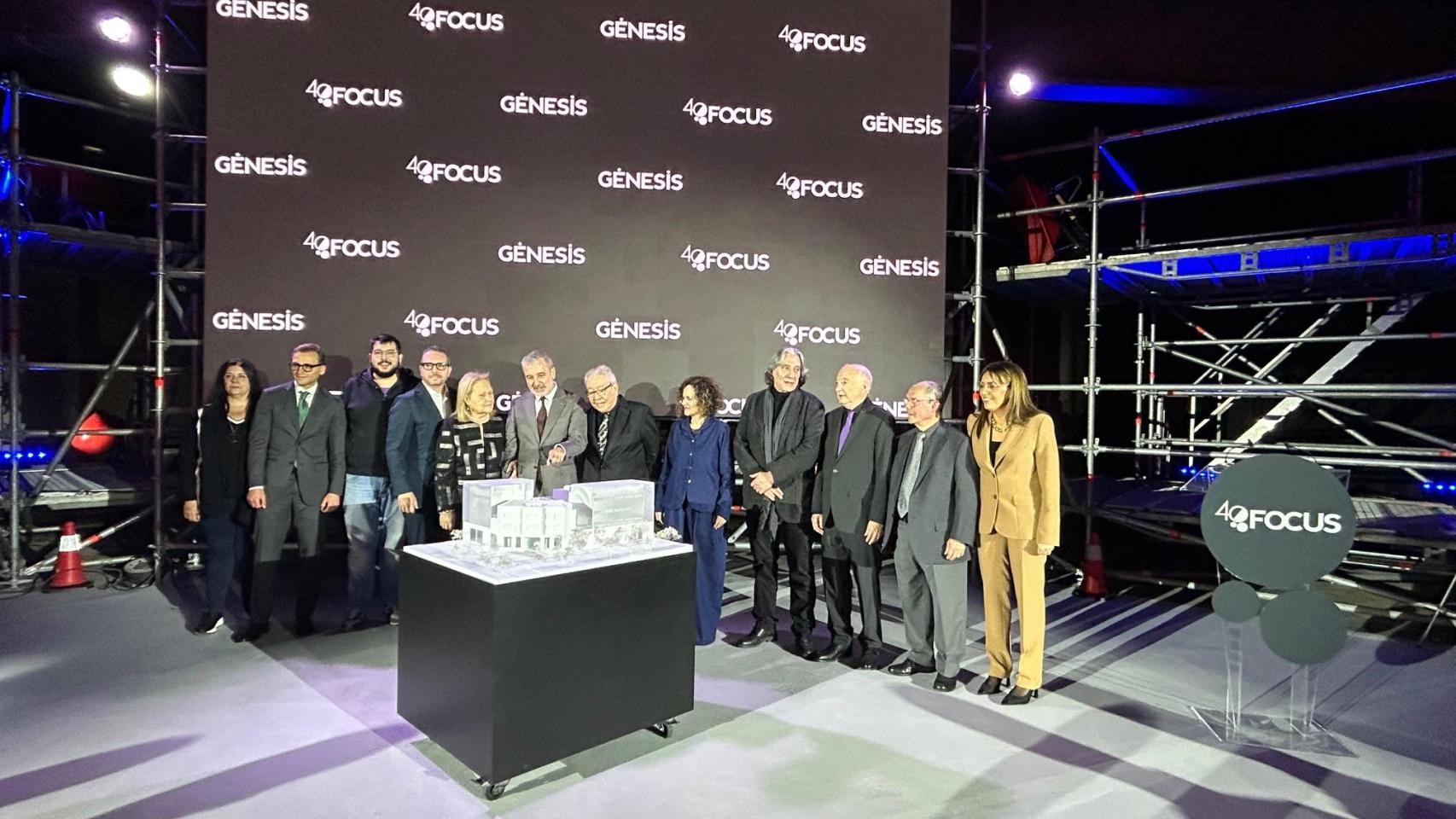 Imagen de grupo en la sede de Focus frente a la maqueta de lo que será un nuevo teatro y un centro formativo