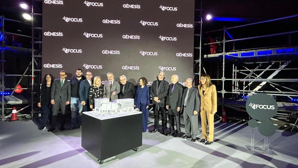 Imagen de grupo en la sede de Focus frente a la maqueta de lo que será un nuevo teatro y un centro formativo