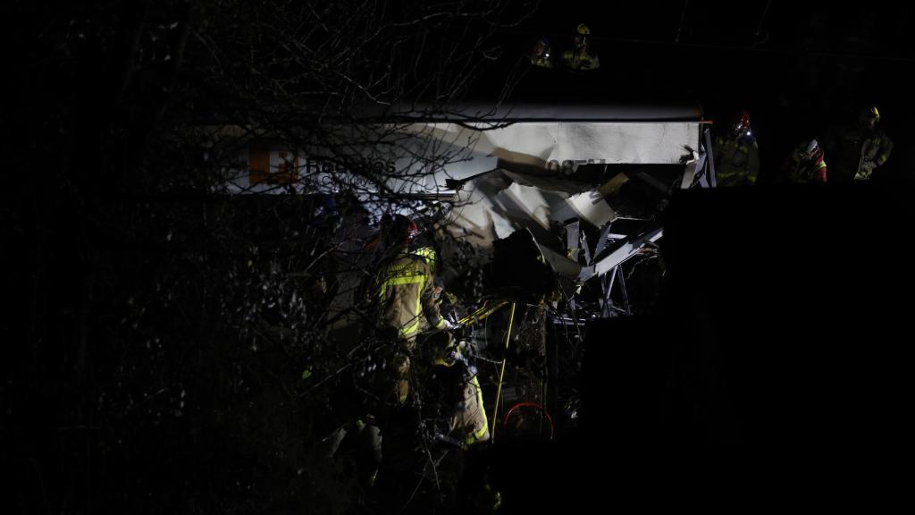 Los Bomberos trabajando en el accidente de Rodalies en Gelida (Barcelona)