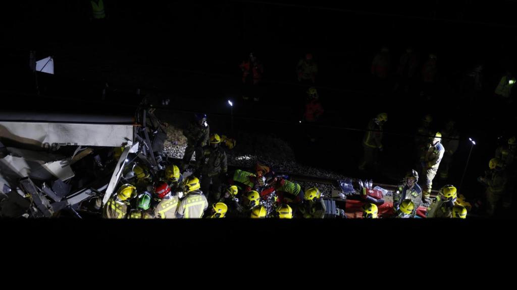 Los servicios de emergencia trabajan en el lugar de los hechos