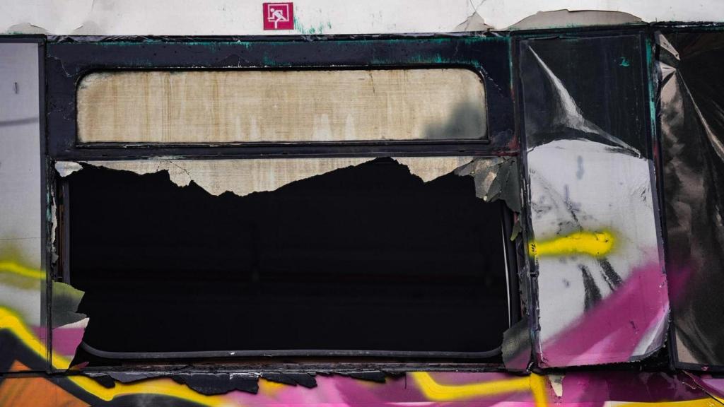 Ventana rota del tren de Rodalies descarrilado en Gelida