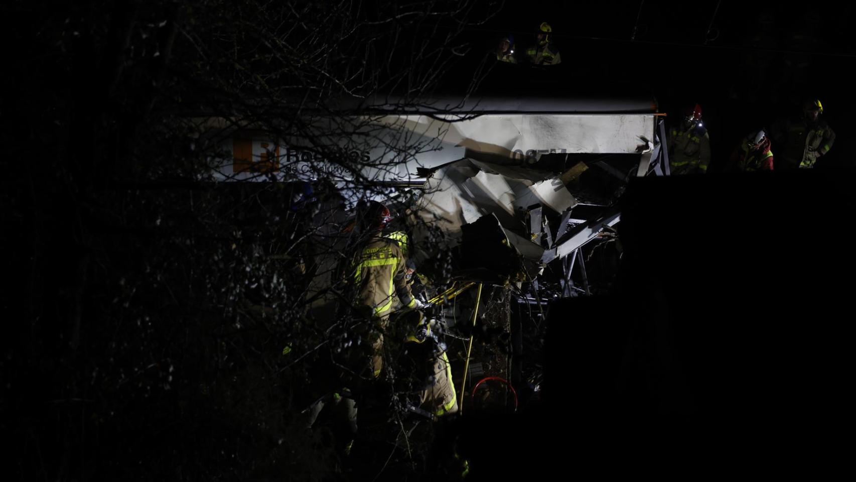 Los Bomberos trabajando en el accidente de Rodalies en Gelida (Barcelona)
