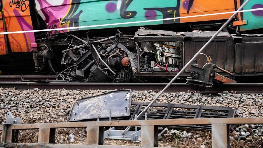 Imatge del tren descarrilat de la R4 de Rodalies a Gelida