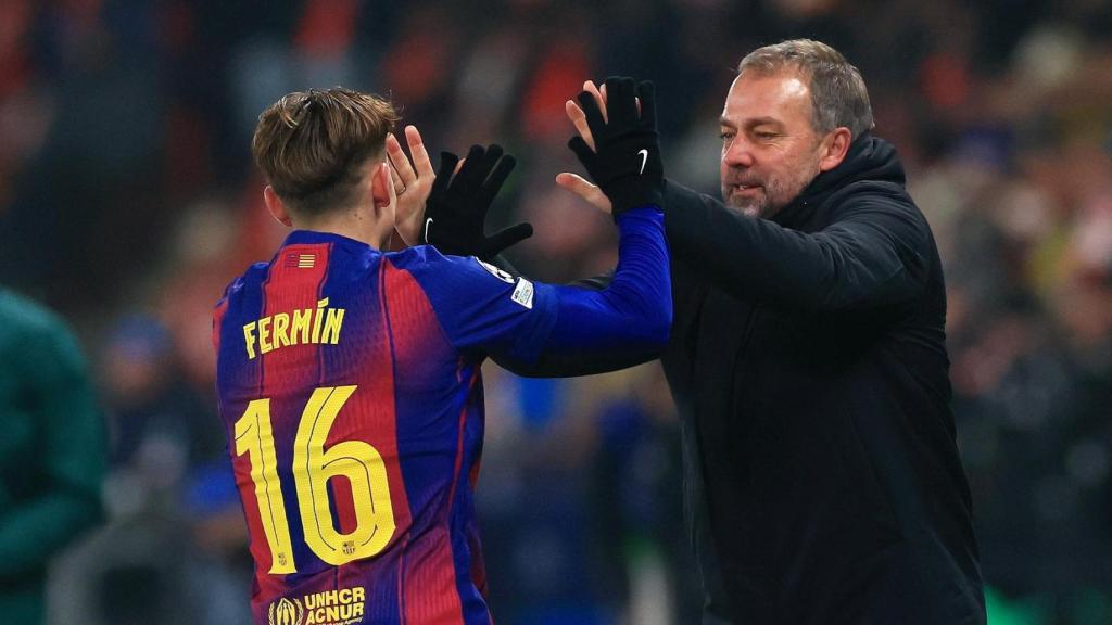 Fermín López celebra el seu segon gol al Slavia amb Hansi Flick