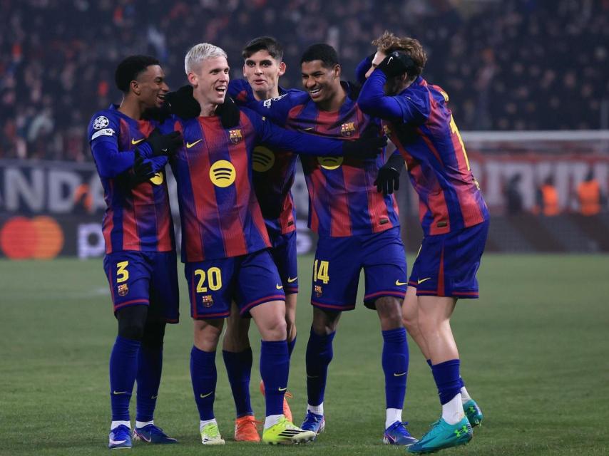 Los futbolistas del Barça celebran el gol de Dani Olmo en Praga