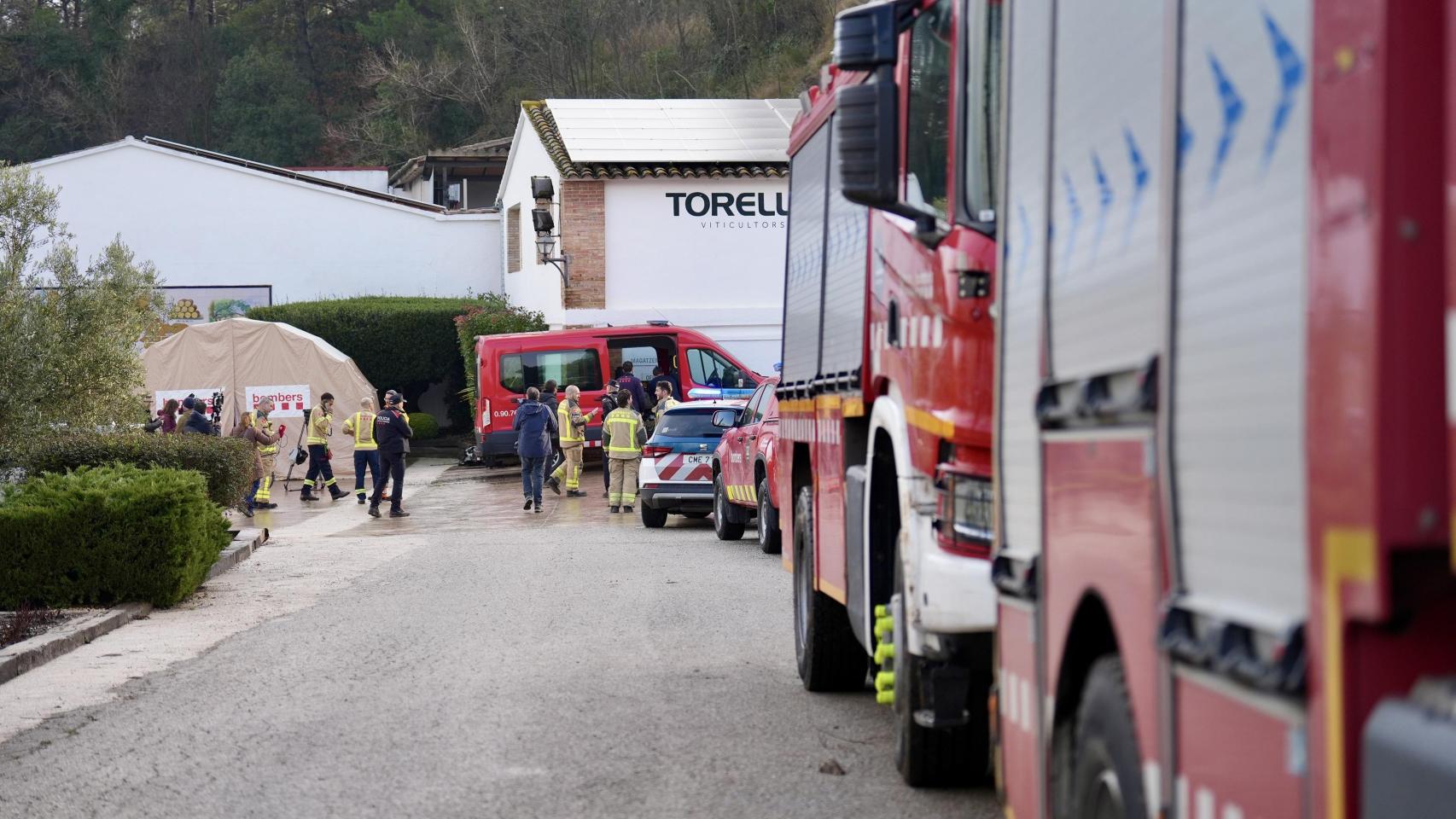Los servicios de emergencia en el lugar del accidente en Gelida (Barcelona)