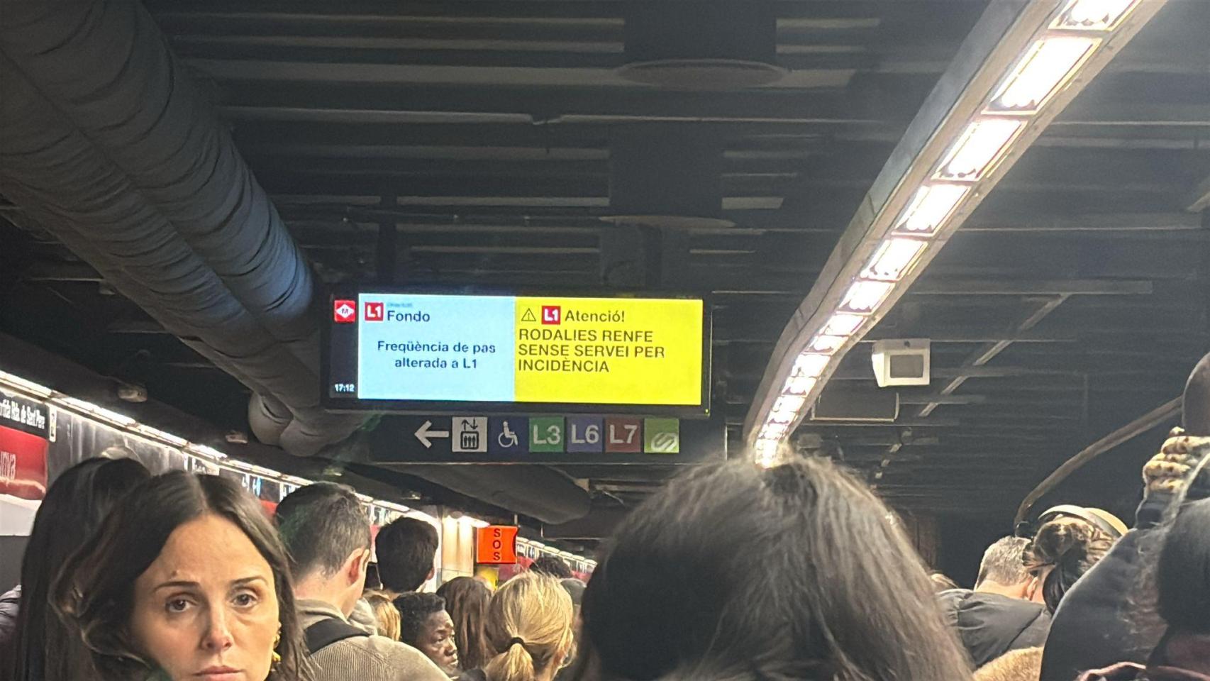 La estación de la L1 de plaza Catalunya, saturada el miércoles de la semana pasada tras el accidente en Gelida que ha obligado a suspender la red de Rodalies