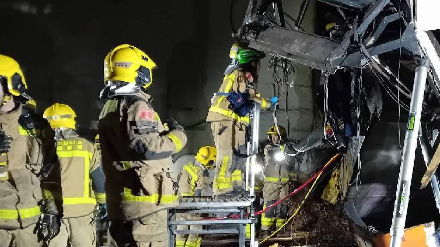 Bomberos trabajan en el tren accidentado en Gelida, en Barcelona