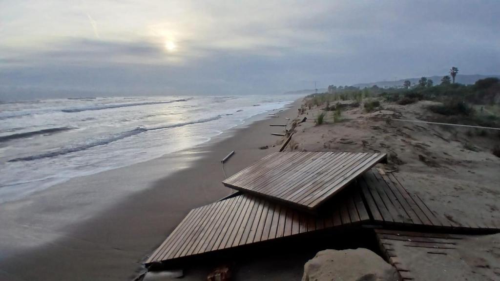 Platja de Gavà després del temporal Harry