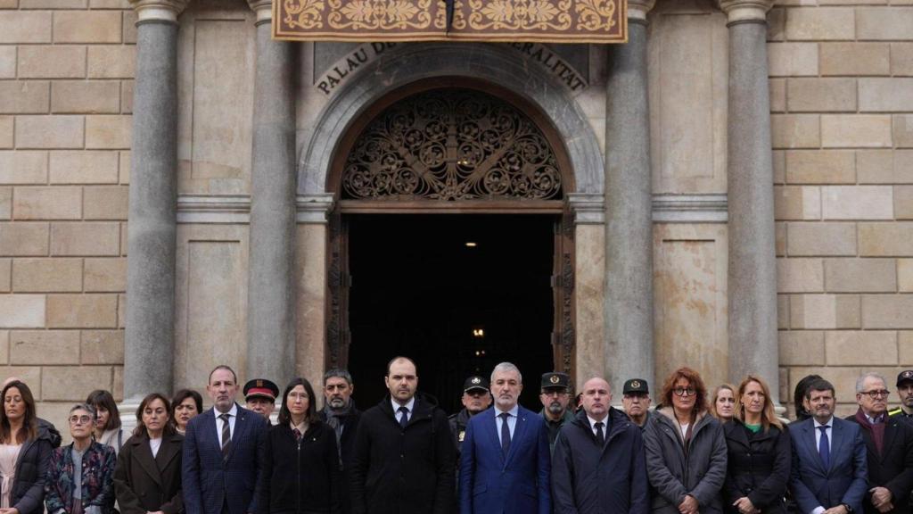 El delegado del Gobierno en Catalunya, Carlos Prieto, el conseller de la Presidencia de la Generalitat en funciones de presidente, Albert Dalmau, y el alcalde de Barcelona, encabezan un minuto de silencio por los fallecidos por el temporal