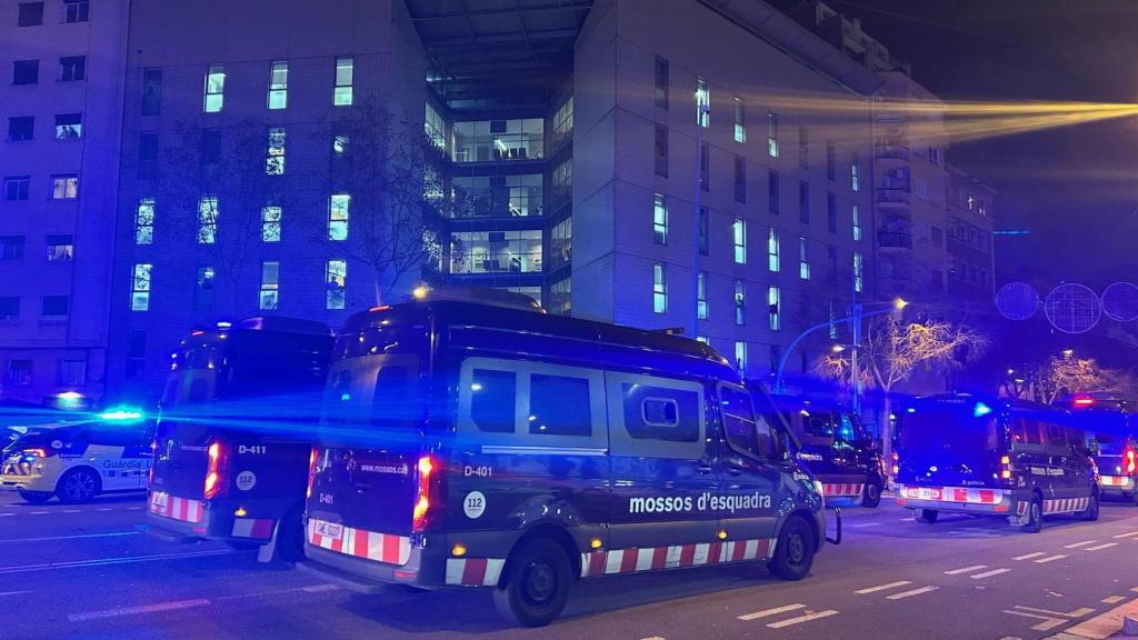 Furgones de los Mossos en el Guinardó