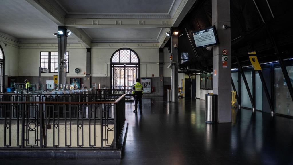 Estación de Rodalies vacía en Barcelona