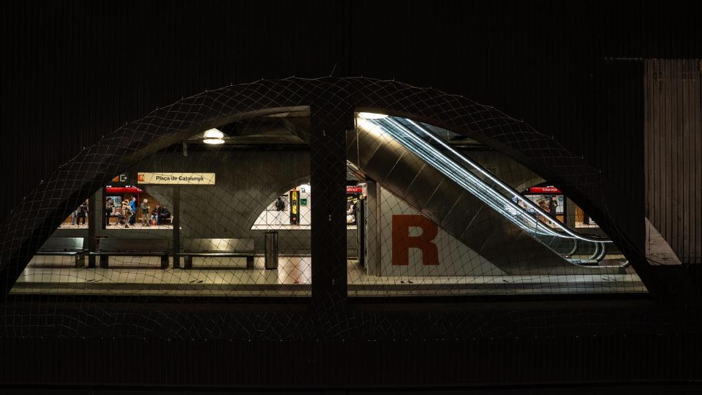 Parada de l’estació de plaça de Catalunya de Rodalies buida