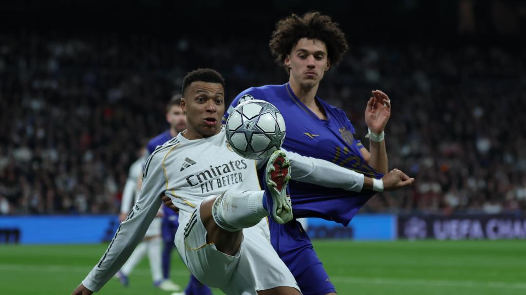 Kylian Mbappé pugna con Maghnes Akliouche en el Real Madrid-Mónaco
