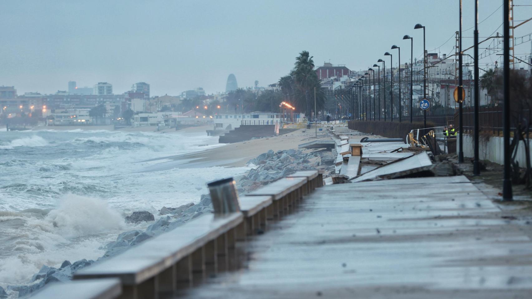 Destrozos en la Playa de la Badalona