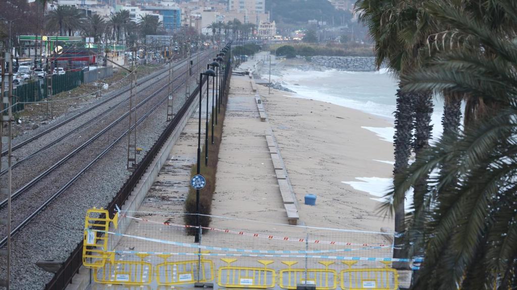 La borrasca Harry arrasa las playas metropolitanas