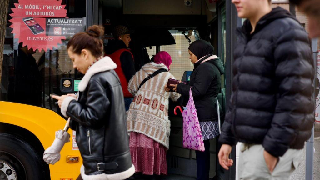 Pasajeros dentro de un autobús