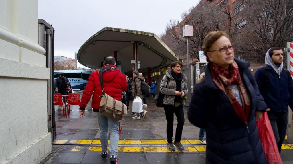 Pasajeros de diferentes autobuses urbanos hoy en Barcelona