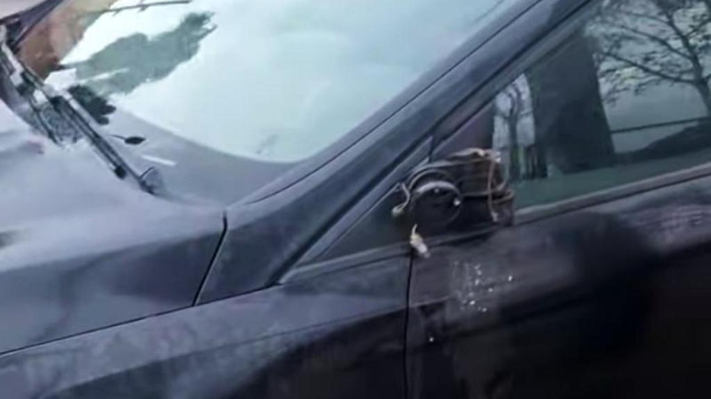 Un vehículo estacionado en el barrio de Porta con el retrovisor roto