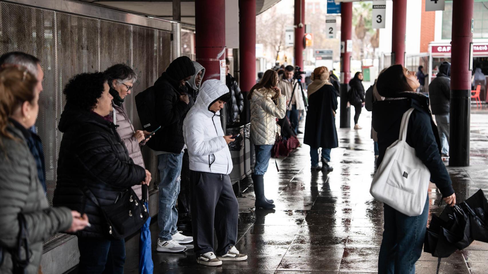 Usuarios esperando al autobús en la estación de Fabra i Puig