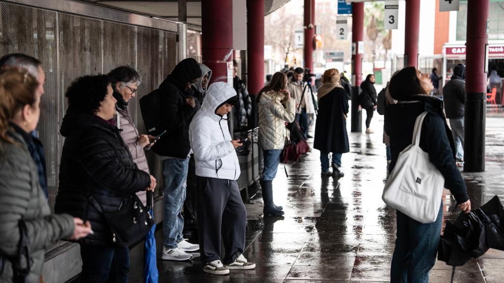 Usuarios esperando al autobús en la estación de Fabra i Puig