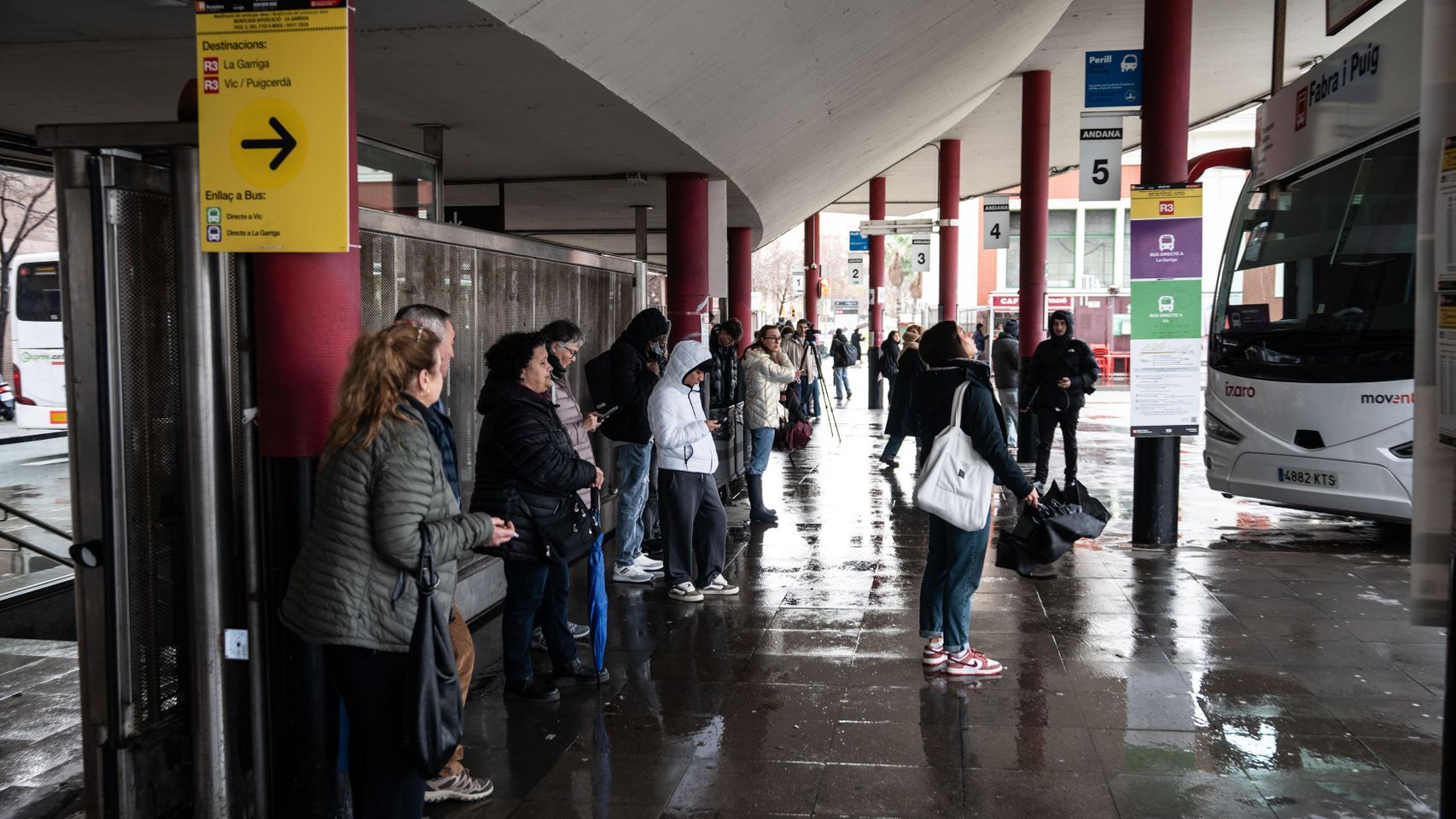 Usuarios esperando al autobús en la estación de Fabra i Puig