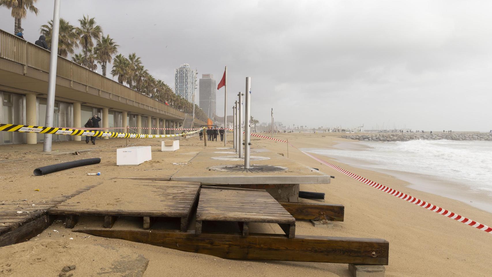 Destrozos en la Playa de la Barceloneta