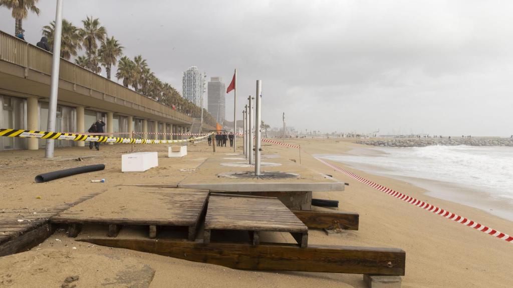 Destrosses a la Platja de la Barceloneta