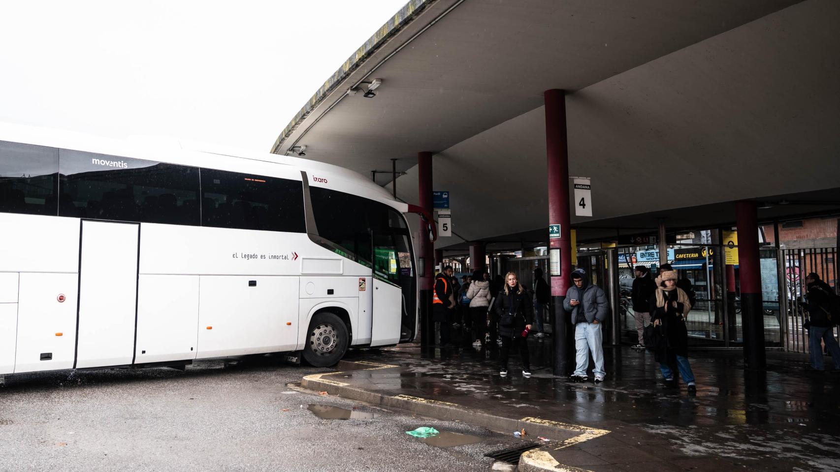 Gente haciendo cola en la estación de autobuses de Fabra y Puig