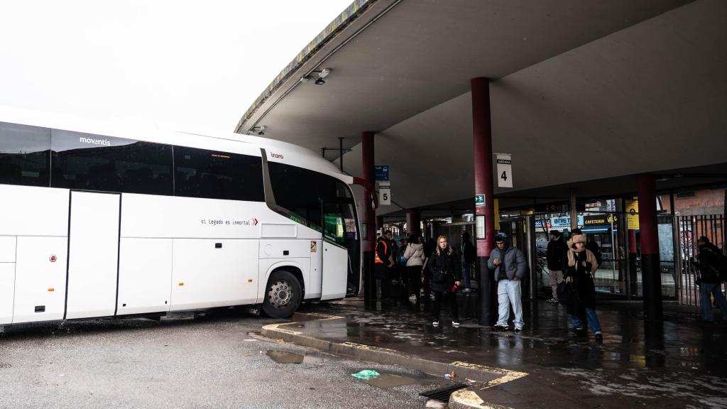 Gente haciendo cola en la estación de autobuses de Fabra y Puig