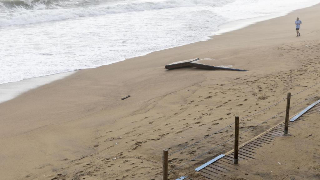 Destrozos en la Playa de la Barceloneta