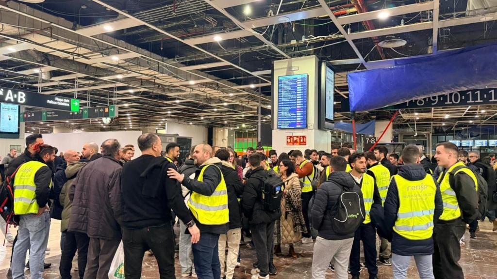 Concentración de maquinistas de Rodalies en la estación de Sants de Barcelona este viernes, 23 de enero, tras el desprendimiento de otro muro sobre las vías