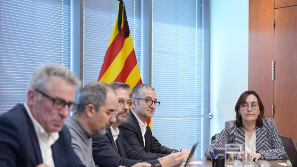 La consellera de Territori, Sílvia Paneque (d), durante la reunión de seguimiento de la situación ferroviaria