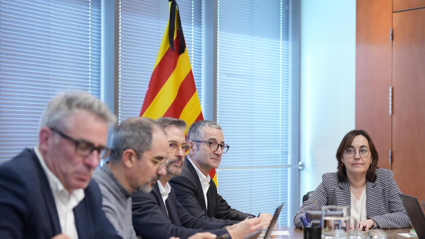La consellera de Territori, Sílvia Paneque (d), durante la reunión de seguimiento de la situación ferroviaria