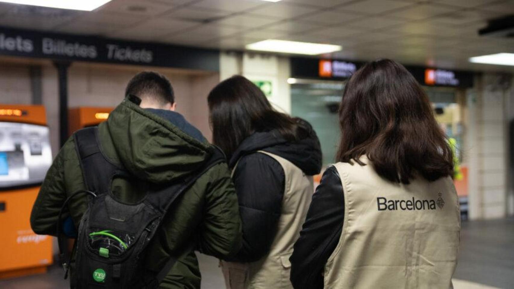 Dispositivo de información en una estación de Rodalies de Barcelona