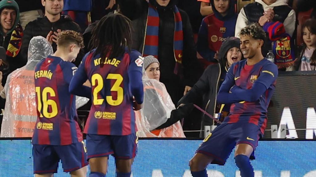 Lamine Yamal seu a la tanca del Spotify Camp Nou després de marcar de tisora a l'Oviedo