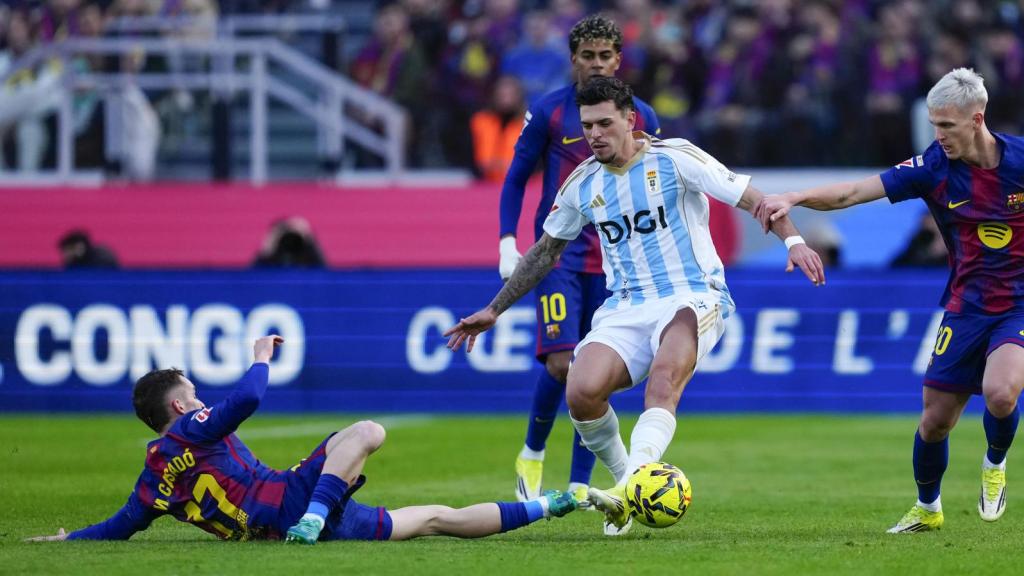 Marc Casadó roba una pilota durant el Barça-Oviedo