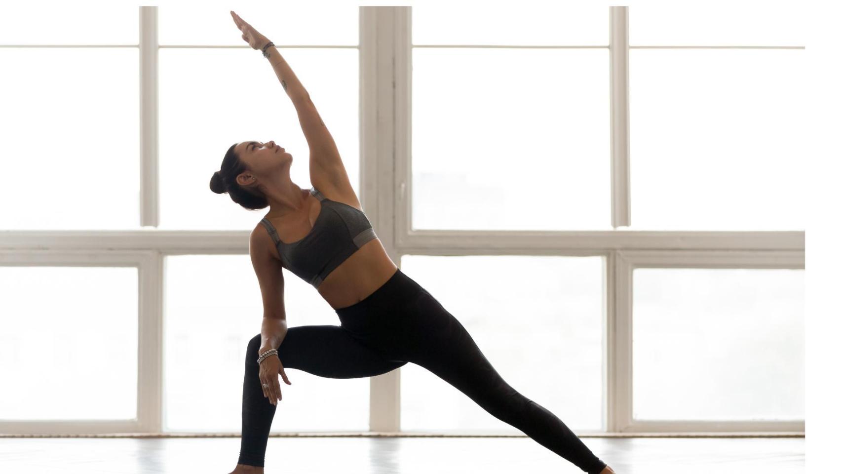 Una joven practicando pilates en una imagen de archivo