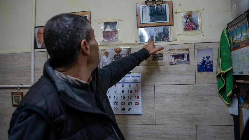 Miquel mostrando las imágenes del origen de la tienda de Café Salvador