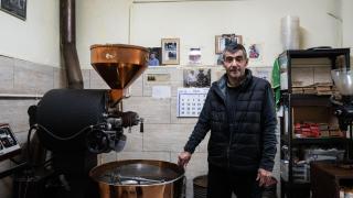 Miquel, torrador de cafè d’un negoci històric de la Barceloneta: "Seguim sent una botiga de barri"