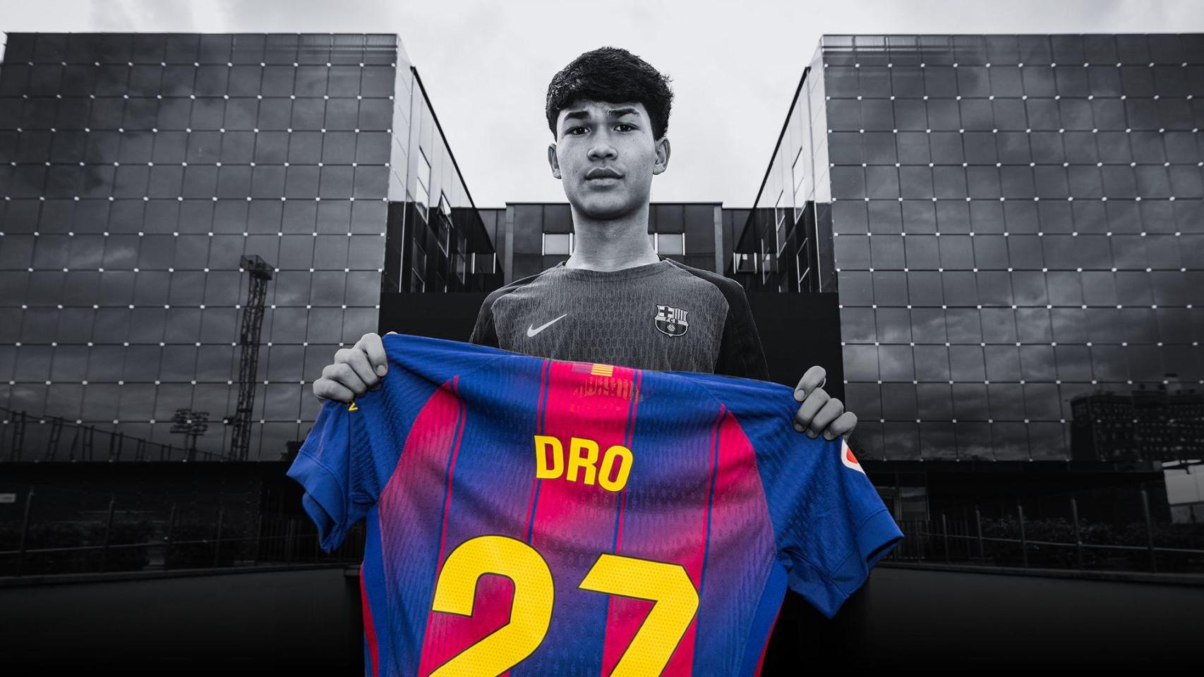 Dro enseña su camiseta del Barça en la Masía