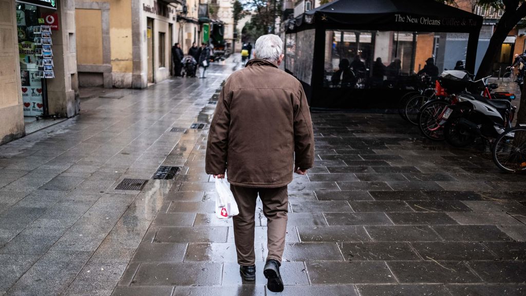 Una persona als carrers de la Barceloneta