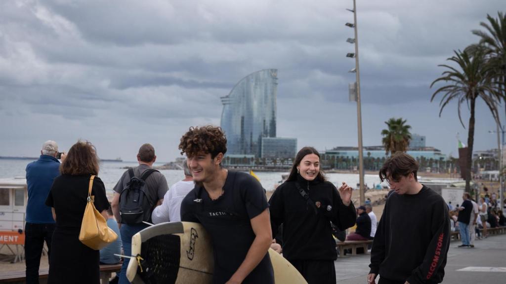 Archivo - Varias personas al lado de una mini antena instalada en el paseo de la playa de la Barceloneta, a 18 de septiembre de 2024, en Barcelona, Cataluña (España)
