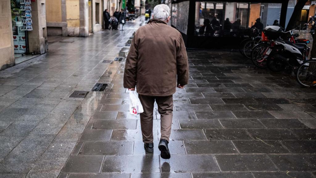 Una persona en las calles de la Barceloneta