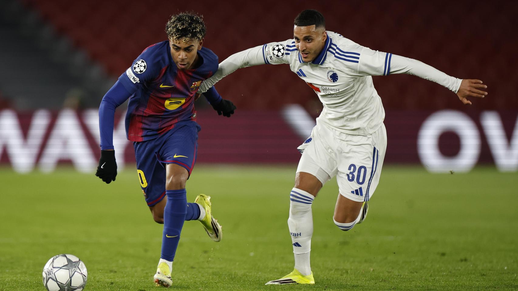 Lamine Yamal pugna con Alias Achouri en el Barça-Copenhague de la Champions League