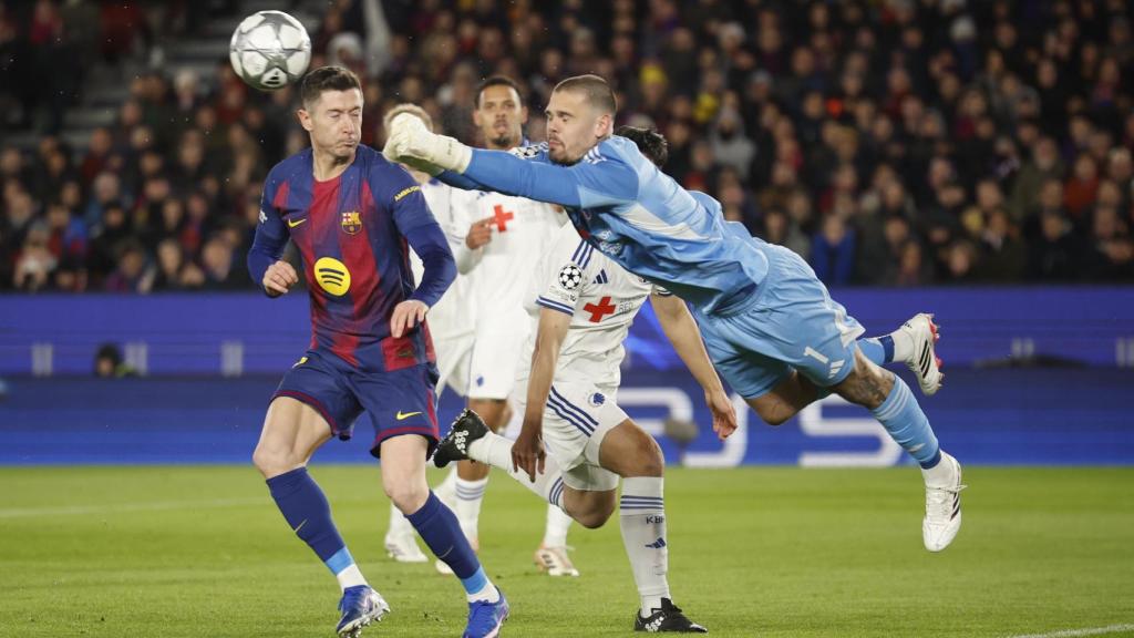 Dominik Kotarski desvia de punys per evitar una rematada de Robert Lewandowski al Barça-Copenhaguen