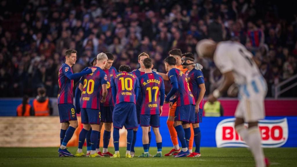 Los jugadores del Barça hacen piña en el partido contra el Real Oviedo