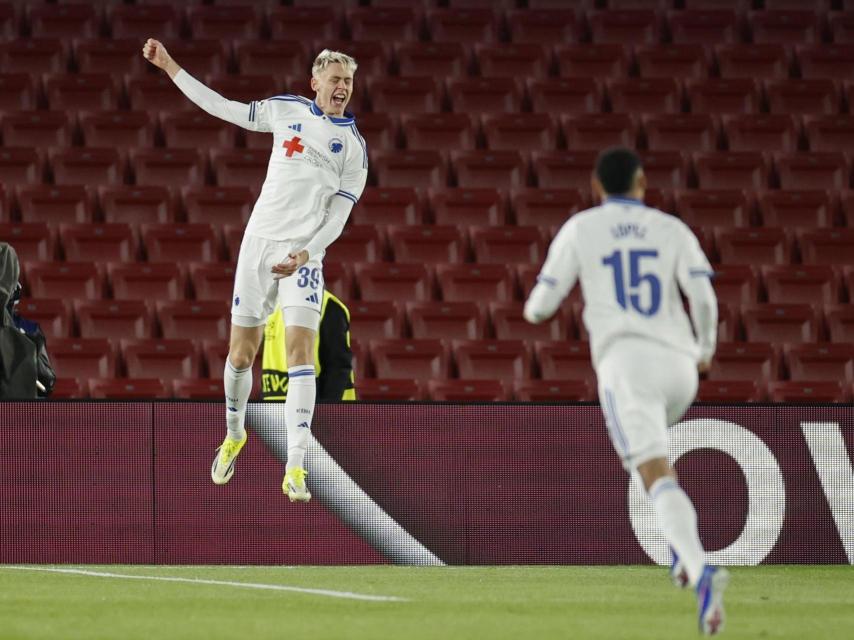 Dadason celebra su gol al Barça