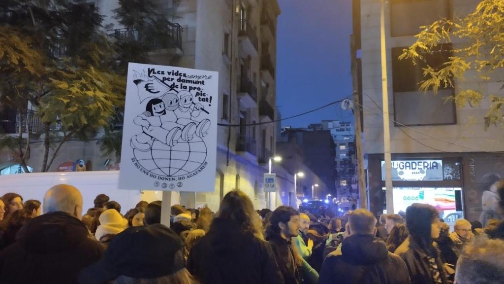 Entidades sociales se concentran frente a la sede de Junts en Barcelona contra el fin de la moratoria antidesahucios